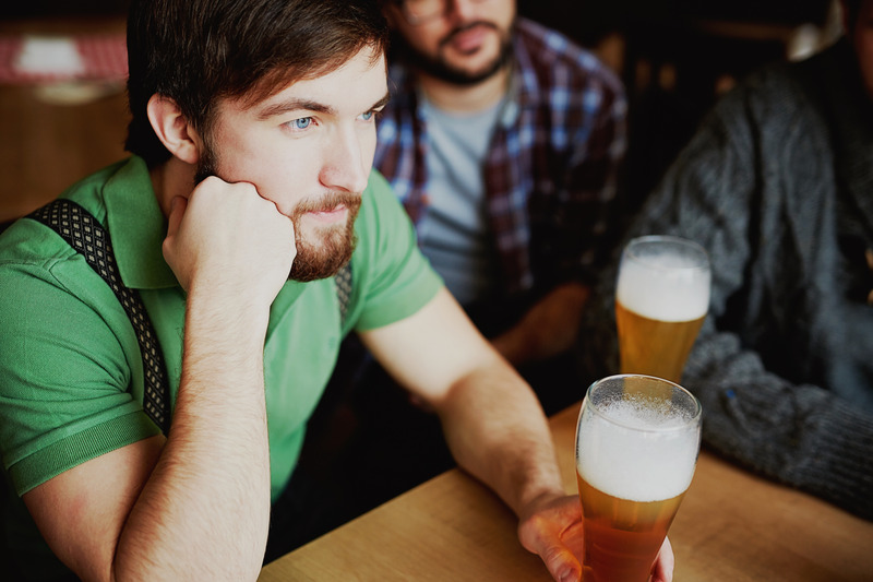 Hombre vestido de verde en un pub